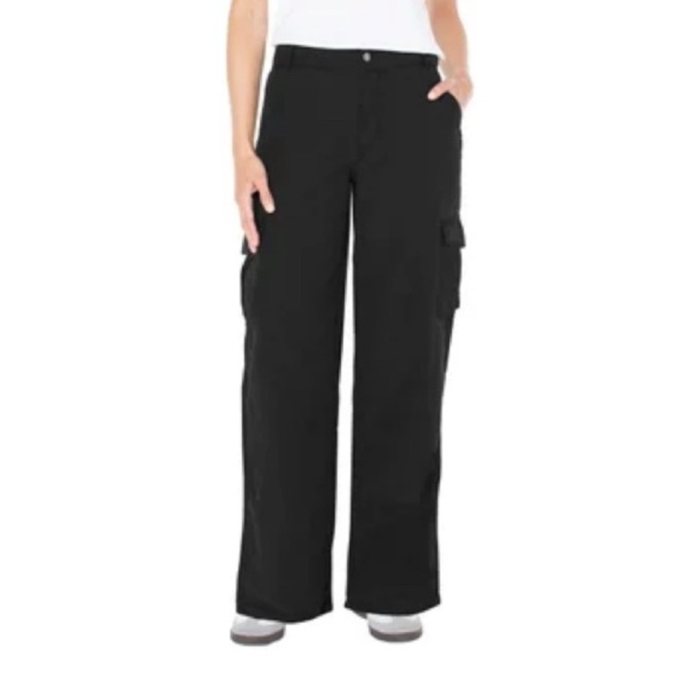 Women’s Hunter & Brown Size Medium Black Cargo Pants with Relaxed Fit